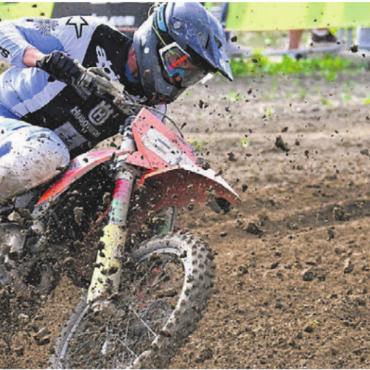 Action, Dreck und Motocross-Hörnli - Samuel Oeschslin, Sieger der ProRace-Serie in Waldhäusern.