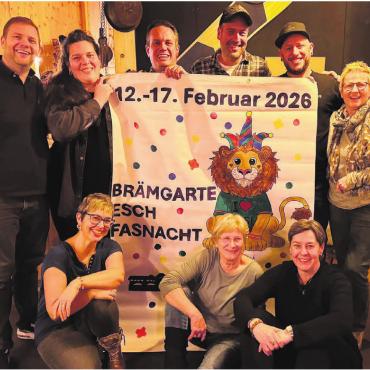 Nomen est omen - Die Vorstandsmitglieder von «Brämgarte esch Fasnacht»: Reihe hinten stehend, von links: Daniel Knopf, Claudia Mariniello, Marc Döderlein, Adrian Belser, Juri Tirez, Andrea Meier. Reihe vorne, von links: Caro Wipf, Sue Rey, Angela Belser. Es fehlt: Monika Jenni.