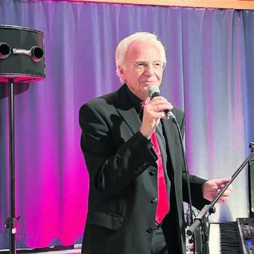 Fürs Rentnerleben viel zu jung - Stolzer Bandleader: Herb Müller bei der Begrüssung in der voll besetzten Rösslimatte.