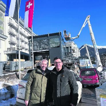 Das Freiamt prägt das WEF - 70 Sattelschlepper brachten 140 Tonnen Material zum Hotel Belvedere nach Davos. Der temporäre Bau der US-Firma «Dow Jones» im Hintergrund ist beeindruckend. Chris Mühlemann und André Richner von der Richnerstutz AG sind zufrieden. Bild: Stefan Sprenger