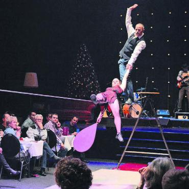 Beginn einer grossen Liebe - 5. Dezember 2015: Der Circus Monti präsentiert eine Neuheit – erstmals findet im Winterquartier Monti‘s Varieté statt, von und mit Andreas Muntwyler und Ulla Tikka. Bild: Archiv/chh