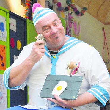 Fürsorglicher Narr im Dienst - Urs Christoph Sibold betreut als Prof. Dr. Dada kranke Kinder. Bild: cbl