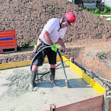 Raus aus der Komfortzone - Harter Job als Maurer: Reto Helbling machte sich mit viel Beton vertraut. Bild: zg
