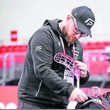 Der trikotwaschende Präsident - Die Stöcke und Kellen der Schweizer Nationalspielerinnen müssen in Ordnung sein. Dafür sorgt UHC-Bremgarten-Präsident Lars Zaugg. Bilder: zg