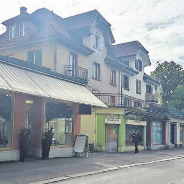 «Wir gehen nirgendwo hin» - Blick Richtung Bahnhofsgebäude, das gerade saniert wird. Die meisten Läden sind verschwunden, weil hier ein Neubau geplant ist.