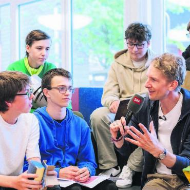 Als Filmemacher brilliert - Den Erfolg voll ausgekostet: Ein SRF-Filmteam kam bei der Schule «Lern mit» vorbei, um die Botschaft des grossen Sieges zu verkünden. Bild: LerNetz AG, Jana Laux