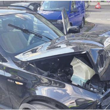 Verwechslung von Gas- und Bremspedal - Das Auto prallte heftig in eine Stützmauer.