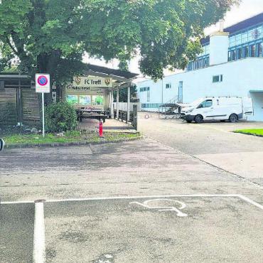Sicherheit hat erste Priorität - Eine der Schlüsselstellen: Mittels einer Abschrankung, die sich nur mit Schlüssel öffnen lässt, soll Autofahrern der Weg vom grossen Parkplatz Richtung Schule und auch Richtung Kindergarten versperrt werden. Bilder: Walter Minder / Archiv