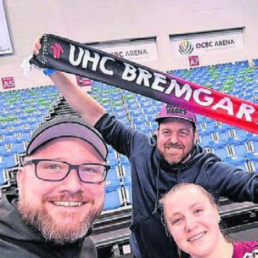 Der trikotwaschende Präsident - Der UHC Bremgarten in Singapur: Lars Zaugg (links) mit Christian Huber (Trainer Bremgarten-Frauen U21) und Anna Ankudinova, die für Lettland spielt.