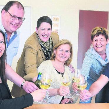 Eiskalt erwischt worden - Das OK stösst schon mal auf den Kulturpreis an (v. l.): Cassandra Buri, Jörg Bachmann, Angi Simoniello, Raffaela Isler, Anita Amsler und Fabian Bruggisser. Es fehlen Peter Michel und Philipp Neeser. Die Aufnahme stammt allerdings vom Frühling 2022, da wusste noch niemand etwas von diesem Preis. Bild: Archiv/chh