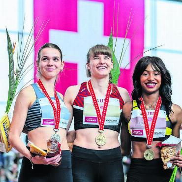Mit gleicher Weite zum Titel - Marilin Leuthard (Mitte, TV Wohlen) gewinnt mit der Weite von 12,78 m vor Hanna Ferber (links, 12,35 m, LC Zürich) und Shelby Odier (Stade Genève, 12,26 m).