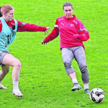 Die Niedermatten begeistern - Ramona Bachmann (rechts) war ein Highlight für die Besucher des Trainings. Bild: jl