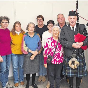Mit schottischem Flair - Ein besonderer Gast im Englischunterricht: Marcel Burger mit Kilt und Dudelsack. Bild: zg