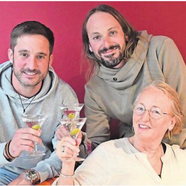 Geschüttelt, nicht gerührt - Stossen auf eine gelungene Bond Night an (v. l): Adriano Meyer, Monika Küng und David Meier. Bild: mo