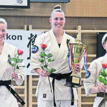 Felber verteidigt den Titel - Angela Felber (Mitte) vom Karate-Club Anglikon steht an der Schweizer Meisterschaft einmal mehr zuoberst auf dem Podest. Bild: pf