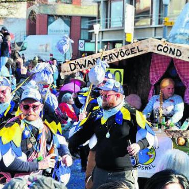 Kreativität und Lebensfreude - Die «Wandervögel» aka Payasse aus Boswil mussten sich auf ihren Start lange gedulden.