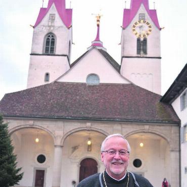Die Liebe steht über allem - Abt Peter Stuefer vor der Klosterkirche Muri. «Von hier verbreitete sich unsere Geschichte. Es ist immer wieder eindrücklich, hier zu sein», sagt er. Seit September steht er dem Kloster Muri-Gries als neuer Abt vor. Bild: Annemarie Keusch