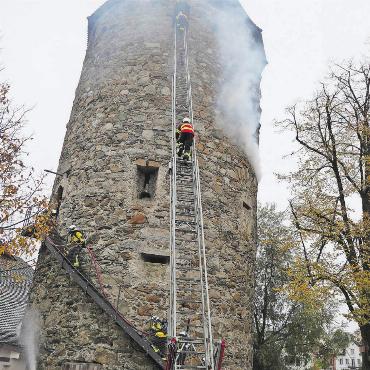 Übung im Hexenturm - Der Atemschutz schritt beim Hexenturm zur Rettung. Bild: Vincenz Brunner