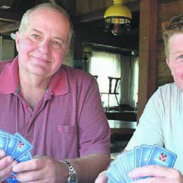 Damit das Jassen nicht ausstirbt - Hoffen auf viele Jasser: Organisator Martin Stocker (links) und Wirt Peter Wyrsch. Bild: zg