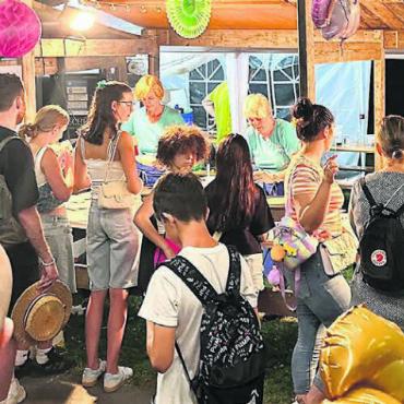 Gemeinsam etwas Grosses geschaffen - Samstagabend, 22.20 Uhr: Viel Betrieb am Crêpes-Stand des Damenturnvereins Wohlen. Bilder: spr / dm / sh