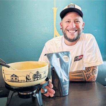 Fonduestübli kommt wieder - Vom 8. November bis Ende Januar serviert Juri Tirez sein Bremgarter Fondue in einem gemütlichen Häuschen. Bild: Marco Huwyler
