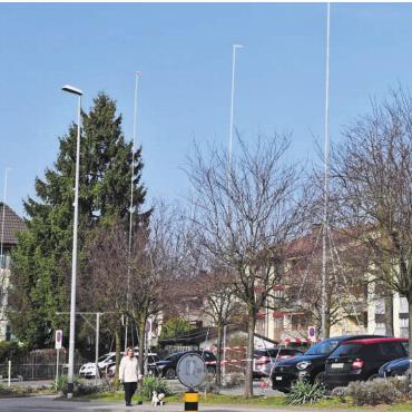 Freude mit Vorsicht vermischt - Das Bauprojekt ist an der Friedhofstrasse ausgesteckt. Als Erstes muss jedoch das Lüthi-Tschiemer-Haus (ganz links) weichen. Bilder: mo/pd