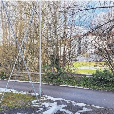 Isler-Areal nicht verschandeln - Damit am Freihofweg zwei Mehrfamilienhäuser gebaut werden können, müssen auf dem Isler-Areal ennet der Bünz Parkplätze und Installationsplätze erstellt werden. Das will die Fraktion Mitte/Dorfteil Anglikon verhindern. Bild: Chregi Hansen