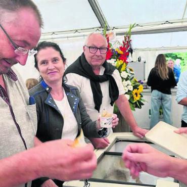 Mit Blitz und Donner gefeiert - Die Gemeinderäte Ruedi Schmid, Sonja Gass und Ammann Franz Schaad (von links) waren als Eisverkäufer im Einsatz. Bild: mub
