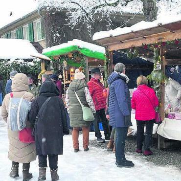 Den Wintereinbruch gespürt - Ein gut besuchter Verkaufsstand mit zahlreichen Weihnachtsartikeln. Bilder: Walter Minder (2) / zg