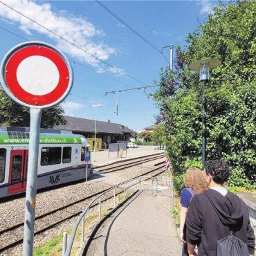 «Elefanten» aus dem Weg schaffen - Noch fährt die BD-Bahn eine eigene Haltestelle an, werden ihre Gleise von einem Fussweg gekreuzt. Der Wegfall des Freiverlades und der Abbruch des Güterschuppens (hinter dem Zug sichtbar) würde eine bessere Lösung erlauben. Bild: Chregi Hansen