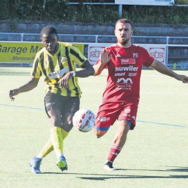 Gegen die Geheimfavoriten - Adilj Sejdiji (rechts) und der FC Muri könnten mit dem dritten Sieg in Folge eine kleine Serie starten. Bild: Archiv/jl