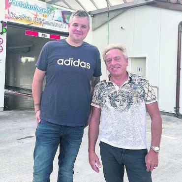 Fertig Gipfeli - Shop und Tankstelle sind vermietet, die Waschstrasse bleibt bei der Familie Schneiter/Schlosser. Benny Schneiter (rechts) und sein Schwiegersohn Janick Schlosser freuen sich über die neue Lösung. Bild: Stefan Sprenger