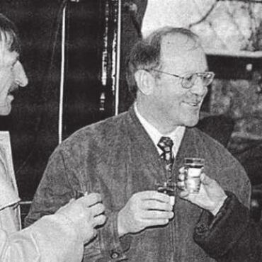 Seit 30 Jahren die Fäden in der Hand - Als Erster stiess Kutscher Guido Isler aus Wohlen mit Franz und Vreni Bühlmann (von links) auf dessen 30-Jahr-Arbeitsjubiläum in Fischbach-Göslikon an. Bild: Archiv