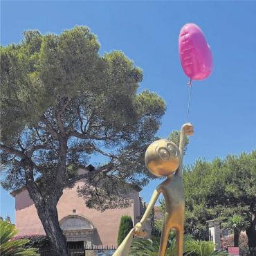 Ferienbilder - Kunst trifft Himmel - 9. Juli, Hafenpromenade in St. Tropez, Frankreich. Isabelle Schuppisser aus Bremgarten macht dieses Bild und schreibt dazu: «Love is in the Air».