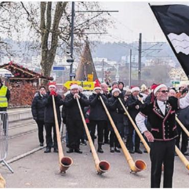 «Ein modernes Wunder» - Trychler, Fahnenschwinger und Alphörner: Der Christchindli-Märt hat seit jeher sein ganz eigenes Weihnachtszeremoniell. Bilder: Marco Huwyler