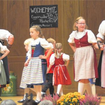 Uraufführungen geglückt - Die Kindervolkstanzgruppe Eggenwil begeisterte zusammen mit den Erwachsenen mit ihren Tänzen. Bilder: Roger Wetli
