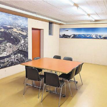 «Wir haben die Erfahrung» - Im spartanisch eingerichteten Aufenthaltsraum erinnern immerhin Bilder, dass man sich im bildhübschen Bremgarten in der schönen Schweiz befindet.