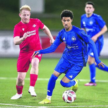 Die Belohnung bleibt aus - Zwei Tore von Chris Wiederkehr (rechts) reichen dem FC Bremgarten nicht aus. Das Team unterliegt Baden II. Bild: Alexander Wagner