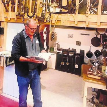 Anekdoten aus der Vergangenheit - Theo Hagenbuch in seinem «Gschichte-Huus», das unzählige Stücke und deren Anekdoten beheimatet. Bild: zg