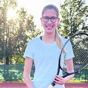 Alles für den gelben Filzball - Lara Da Silva und ihre Familie zügelten von Sarmenstorf nach Wohlen – um optimale Bedingungen zwischen Schule und Sport zu haben. Bild: zg