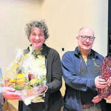 Austritte machen Sorgen - Josef Brunner (links) und Hans-Ulrich Pfyffer (rechts) bedanken sich bei Andrea Fuchs und Chappelehof-Verwalter Andy Bächer für ihren Grosseinsatz.