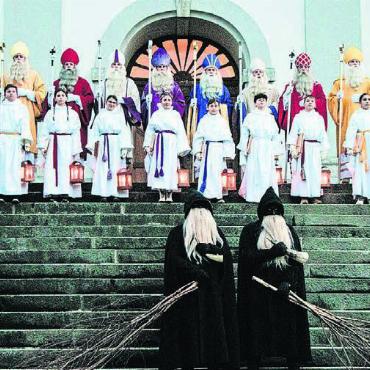 Auf dem Totenbett versprochen - Traditionell stehen zehn St. Nikoläuse zum Auftakt des Chlausauszugs auf der Treppe der katholischen Kirche. Die Chläuse tragen edle Gewänder in den liturgischen Farben der katholischen Kirche.