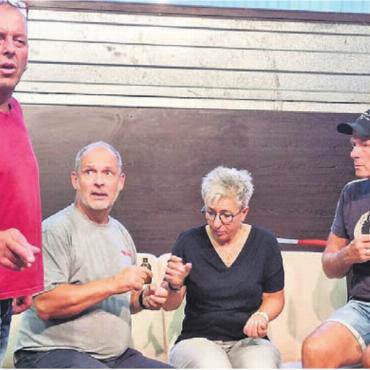 «Liebi» macht Theater - Sie proben für amüsante Theaterabende: (v. l.) Dieter Oberli, Rolf Brunold, Heidi Gisi und Marcel Forrer. Bild: zg