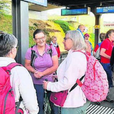 Im Engadin - Vorfreude – am Bahnhof trafen sich die Mitglieder der Volkstanzgruppe Linden-Bild: zg