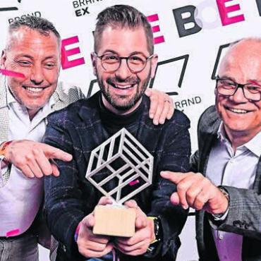 Technik und Kreativität harmonieren - Grosse Freude bei der Übergabe des silbernen Awards mit Stefan Mathys, CEO der Winkler Livecom AG (links). Bild: pd