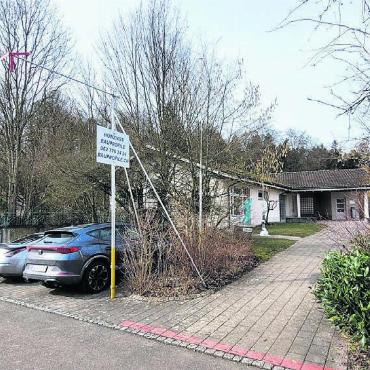 Der nächste Schritt - Die Profile zeigen deutlich, wohin der Anbau kommt: Zwischen dem bestehenden Doppelkindergarten und der Strasse. Die Parkplätze müssen darum verlegt werden. Bild: Chregi Hansen