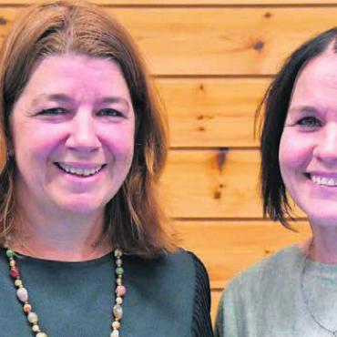 Doppelte Frauenspitze für Bettwil - Die frisch gewählte Frau Gemeindeam-
mann Dominique Hoffmann, links, mit ihrer erfahrenen Frau Vizeammann Claudia Gauch.
Bild: vaw