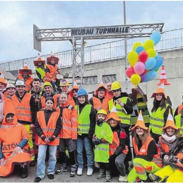 Bunte Tage stehen bevor - Das OK der Fasnacht Fischbach-Göslikon und seine Helfer werden dieses Jahr an verschiedenen Umzügen mit einem eigenen Wagen Werbung für ihren Fasnachtsball machen – so wie sie es zum Beispiel auch im letzten Jahr getan haben. Bild: zg