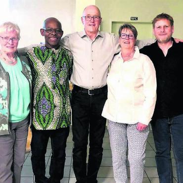 Hilfe für ein nigerianisches Dorf - Die ersten Vorstandsmitglieder des neuen Vereins sind: (v. l.) Lisbet Lang, Pater Uche Iheke, Andy Kempter, Clivia Kempter und Dominik Lang. Bild: zg