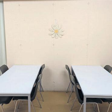 Am Puls der Bevölkerung - Karg bleibt auch mit Deko-Bemühungen karg. Ein heimeliges Gefühl wird sich in der Bundesasylunterkunft wohl trotz Wandstrohblume kaum einstellen.